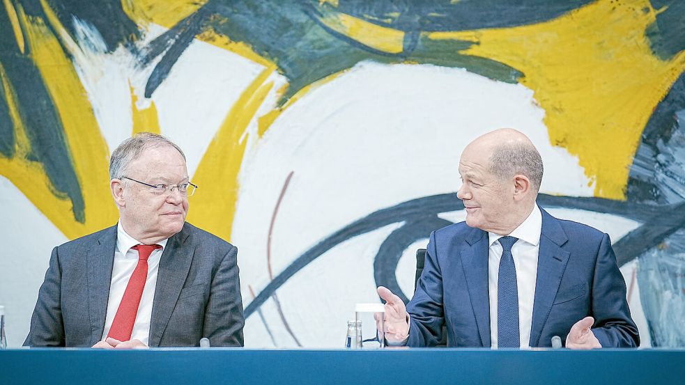 Voller Hoffnung für die Rente: Niedersachsens Ministerpräsident Stephan Weil und Bundeskanzler Olaf Scholz Foto: dpa/Kay Nietfeld