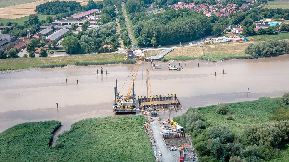 Die Baustelle der Friesenbrücke an der Ems. Foto: Schuldt/dpa