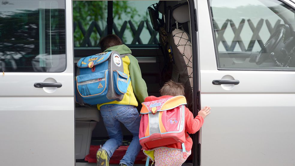 Einsteigen bitte: Kinder im Auto der Eltern auf dem Weg zur Schule. Muss das sein? Foto: dpa/ZB/Ralf Hirschberger