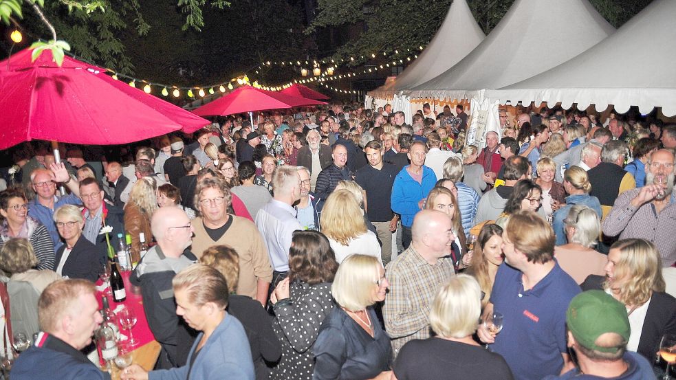 In Leer wird erstmals seit 2019 wieder ein Weinfest im Rathaus-Innenhof gefeiert. Foto: Wolters/Archiv