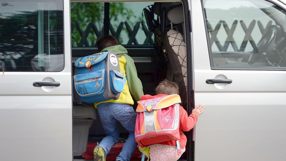 Am Donnerstag beginnt in Niedersachsen die Schule. Dann werden auch in Ostfriesland wieder viele Schülerinnen und Schüler mit dem Auto zur Schule gefahren. Foto: Hirschberger/DPA/Archiv