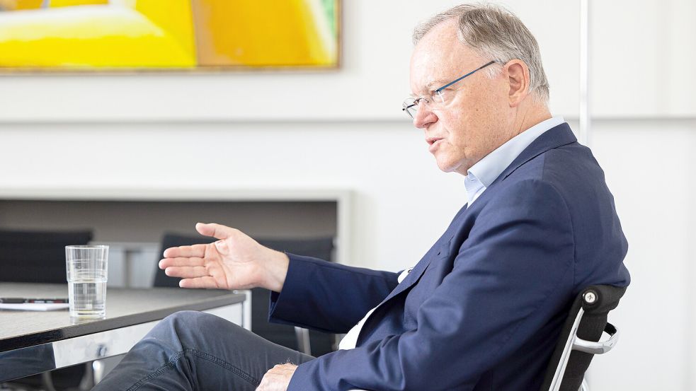 Ministerpräsident Stephan Weil verweist mit Blick auf die 60-jährige Mitgliedschaft Gerhard Schröders in der SPD auf dessen Ortsverein. Foto: dpa