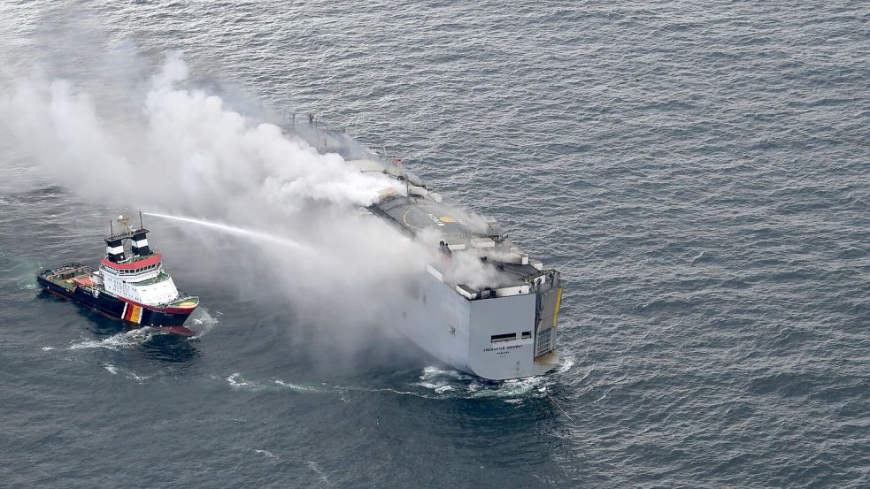 Von Schiffen aus wurde die Außenhülle des brennenden Frachters „Fremantle Highway“ mit Löschmittel gekühlt. Archivfoto: Küstenwache