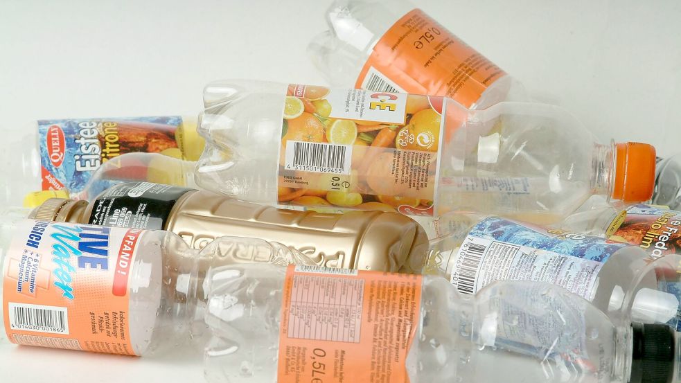 Ab 2024 gibt es keine Ausnahmen mehr beim Einwegpfand auf Getränke in Kunststoffflaschen. Foto: Imago Images/Becker&Bredel