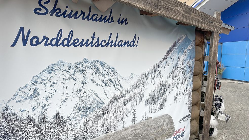 Skiurlaub in Norddeutschland: Mit diesem Slogan wirbt der Snow-Dome Bispingen in der Lüneburger Heide. Foto: Lars Laue