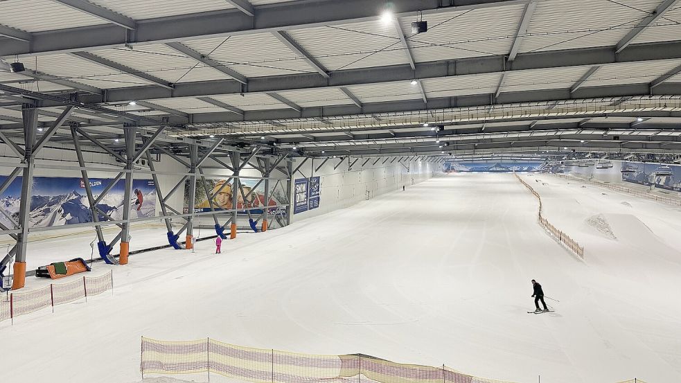 Einsam dreht ein Skifahrer im Snow-Dome seine Runden. In den Sommermonaten ist in der Skihalle in Bispingen so gut wie nichts los. Foto: Lars Laue