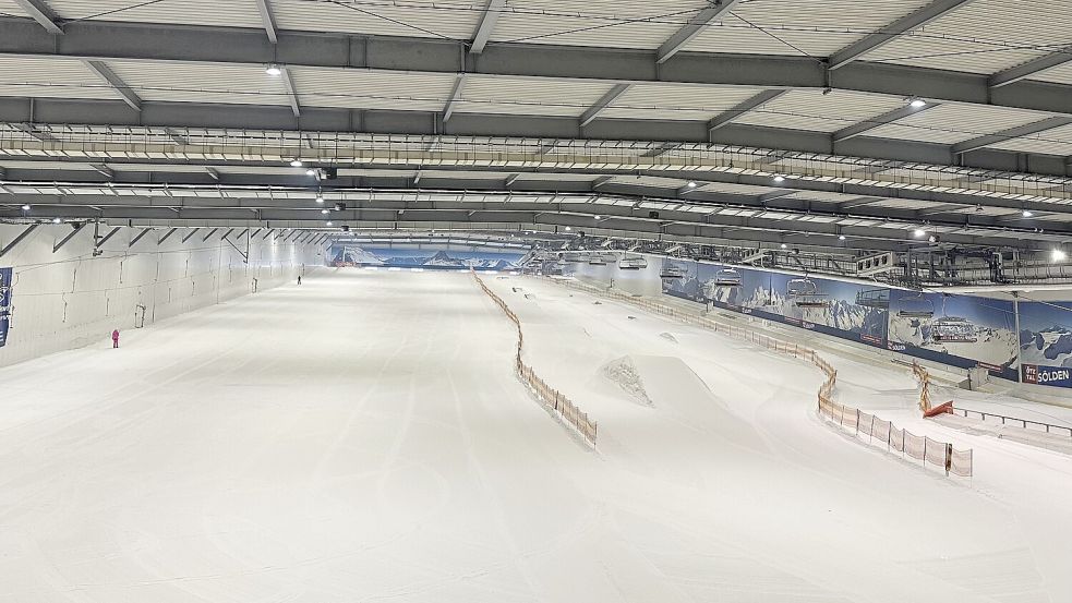 Skiurlaub in Norddeutschland: Das bietet der Snow-Dome in Bispingen. Angesichts des enormen Energieverbrauchs der Skihalle gibt es allerdings auch Kritik an dieser Form des Freizeitspaßes. Foto: Lars Laue