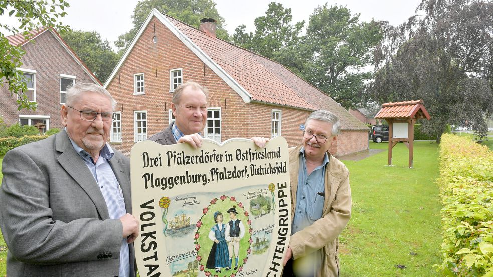 Sie sind stolz auf ihren Ort: (von links) Ortsbürgermeister Wolfgang Kahmann, Artur Mannott und Pastor Roman Ott. Fotos: Ortgies