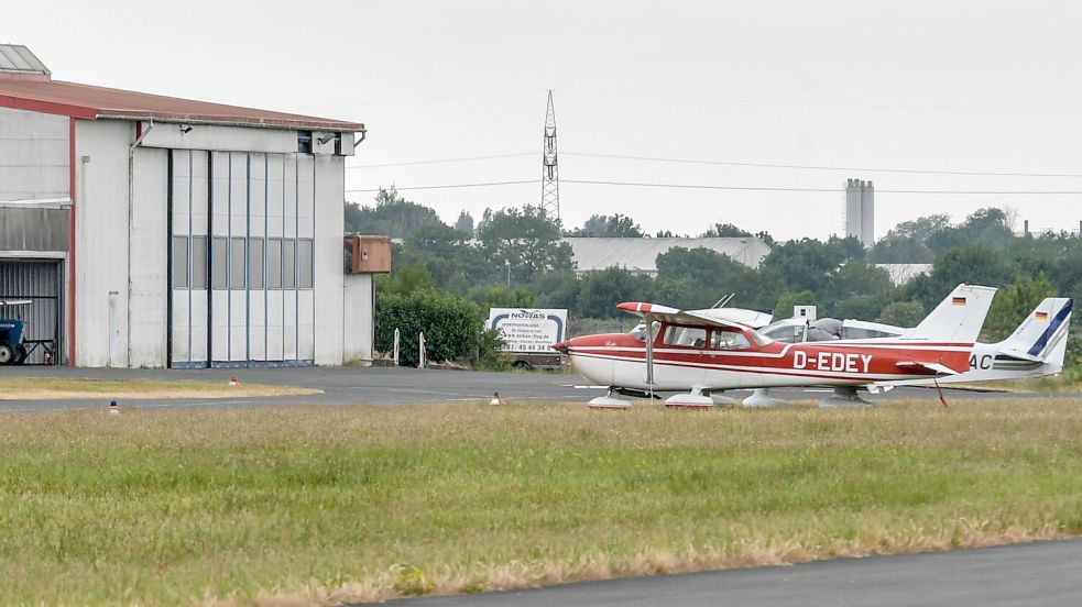 Flugzeuge stehen am Flugplatz in Nüttermoor: Am kommenden Wochenende beginnt dort wieder die jährliche Fallschirmsprung-Veranstaltung. Foto: Ortgies