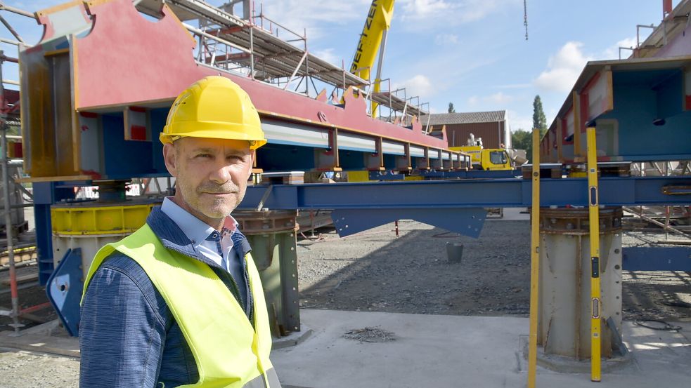 Holger Wedemann, Geschäftsführer der Firma EFG Port Papenburg, vor den tonnenschweren Brückenteilen für die neue Friesenbrücke, die am Mittwochmorgen mit den ersten Schwertransporten aus Ungarn zum Papenburger Hafen gebracht worden sind. Foto: Ammermann