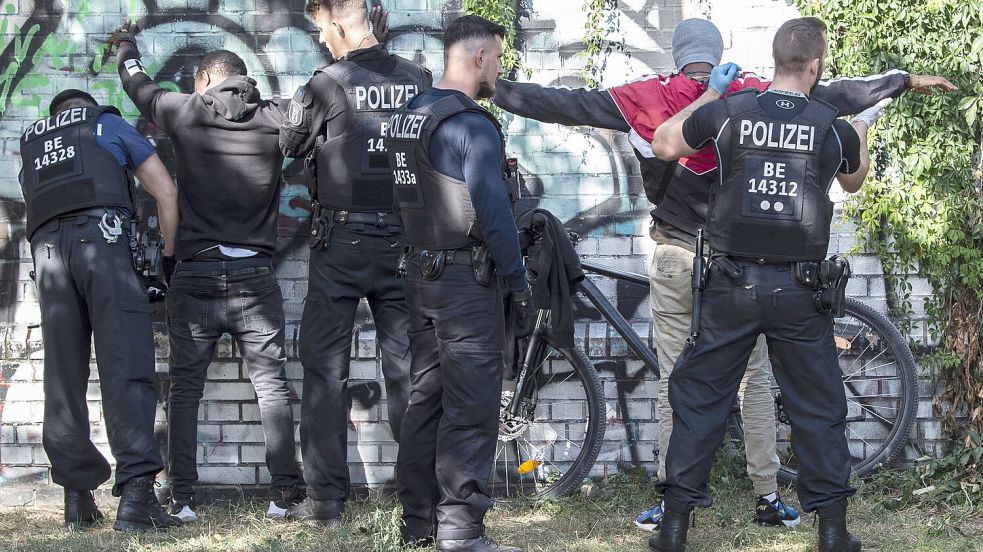 Der Görlitzer Park in Berlin ist ein berüchtigter Drogenumschlagplatz. Regelmäßig kommt es hier zu Razzien und verdeckten Ermittlungen gegen die Dealer: Foto: Paul Zinken / dpa