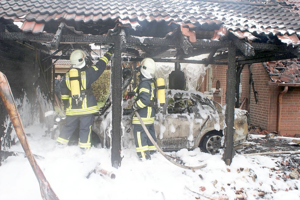 Das Auto und der Carport wurden zerstört. Bilder: Feuerwehr