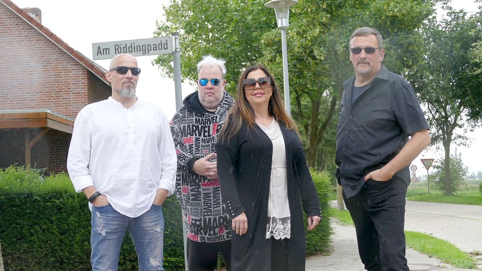 Möchten möglichst viele Ohren erreichen: Bobby Anne Baker und der „Ridding Club“ bestehend aus (von links) Hassen Karoui, Chris M. Cramer und Andi G. Foto: Jürgens