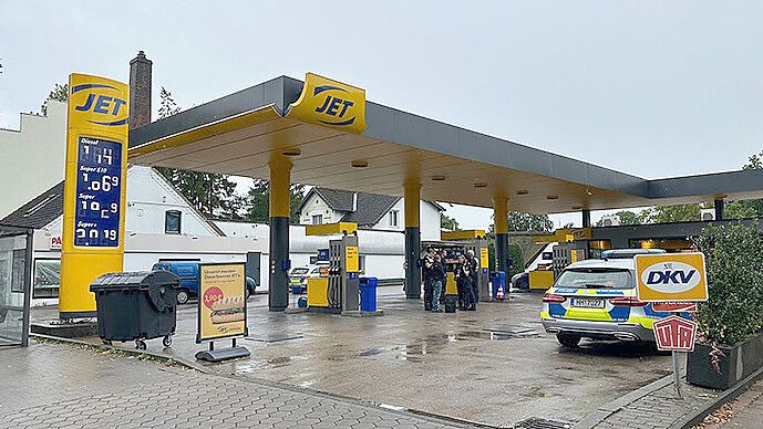 An dieser Tankstelle in Hamburg-Langenhorn soll ein Mann eine Frau mit Treibstoff übergossen und sie dann in einem Auto entführt haben. Foto: TVNewsKontor