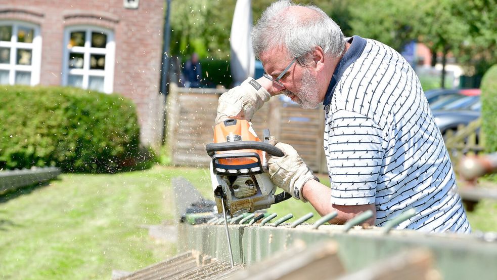 Klaus Keller, Vorsitzender des Vereins zum Erhalt der Greetsieler Zwillingsmühlen, hat selbst Hand angelegt: Für eine Untersuchung musste das Holz von den abgebauten Flügeln der Roten Mühle entfernt werden. Foto: Wagenaar
