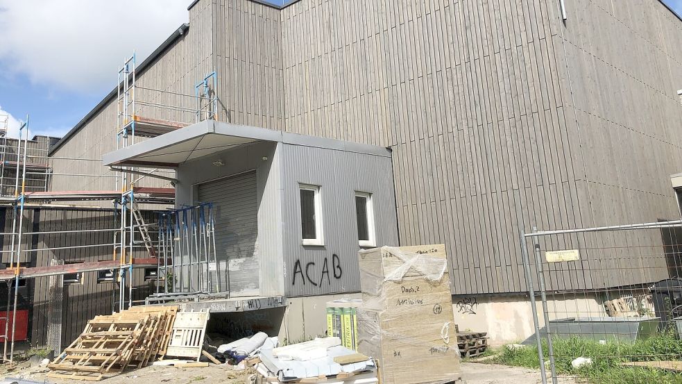 Der Theaterbau ist mit Holz verkleidet worden.