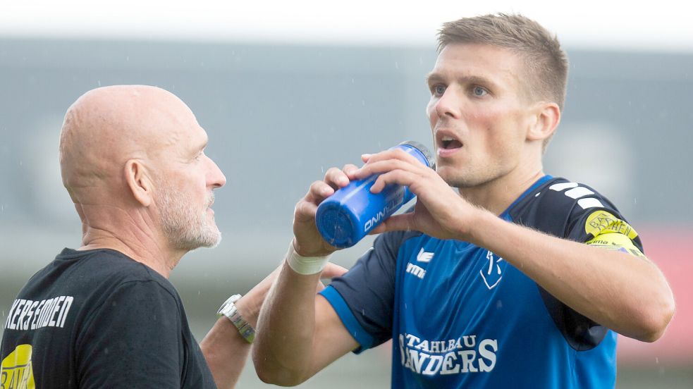 Spielt er oder spielt er nicht? Trainer Stefan Emmerling und Kapitän Bastian Dassel analysierten das Spiel gegen Celle. Archivfoto: Doden/Emden