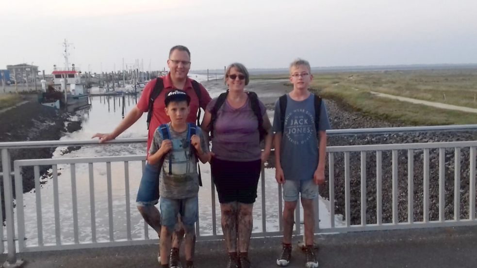 Die Aufnahme liegt schon einige Jahre zurück. Das Bild zeigt Jochen, Lars, Claudia und Felix Schwenk nach Wattwanderung bei Baltrum. Inzwischen sind die beiden Söhne 14 und 18. Foto: Privat