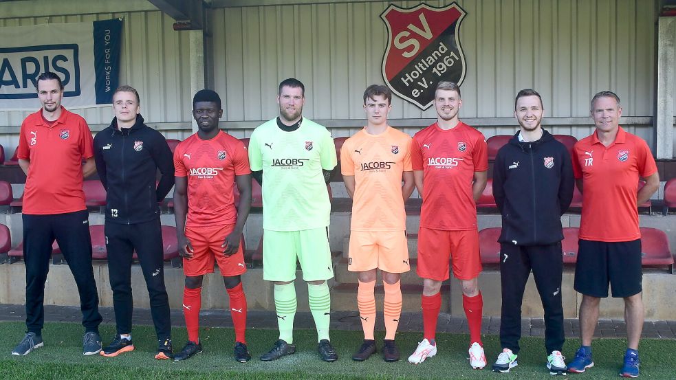 Das Trainerteam um Mathias Jahn (links) und Stefan Marx (rechts) freut sich über die Neuzugänge (ab Zweiter von links) Andreas Hoffmann, Parfait Youbouet, Karsten Buß, Janno Kaput, Steffen Busemann und Artjom Voronin. Es fehlt Timo Weerts. Foto: Damm