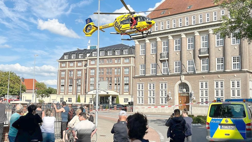 Bei dem Unfall in der Emder Innenstadt war auch ein Rettungshubschrauber im Einsatz. Foto: J. Doden