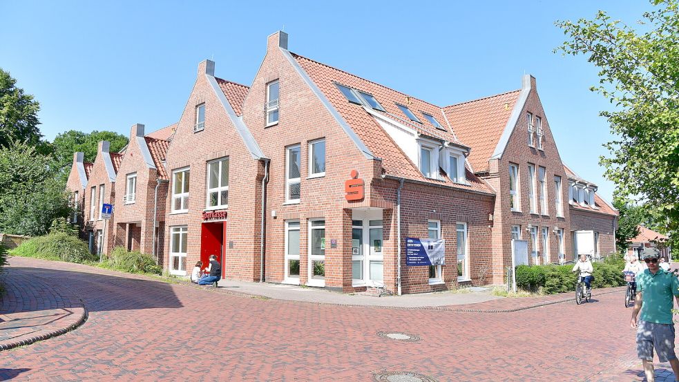Bis November vergangenen Jahres wohnten hier noch Senioren. Jetzt überlegt der Besitzer des Gebäudes, wie es weitergehen kann. Die Idee, dort Ferienwohnungen einzurichten, stößt in Greetsiel auf Widerstand. Foto: Wagenaar