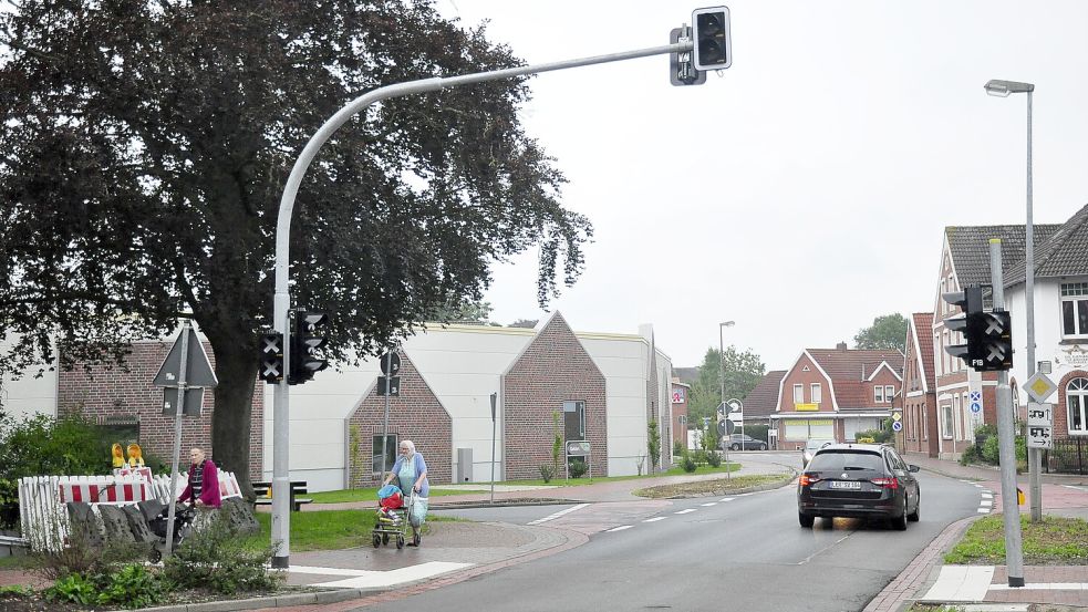 Die Mühlenstraße in Weener ist stark befahren. Beim Überqueren ist so manchem mulmig. Eine Ampel soll das ändern. Foto: Wolters