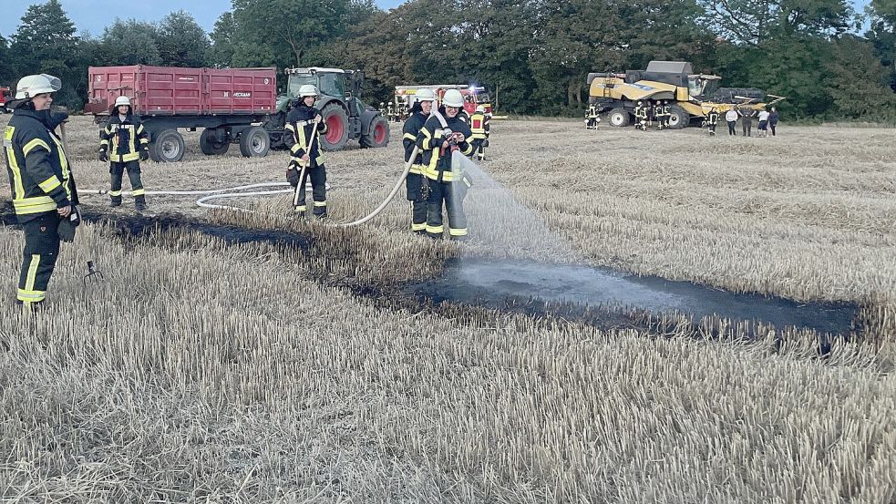 Durch die Feuerwehr waren nur noch Nachlöscharbeiten erforderlich. Ein Landwirt und Erntehelfer hatten durch ihr beherztes Eingreifen Schlimmeres verhindert. Foto: Feuerwehr Norden