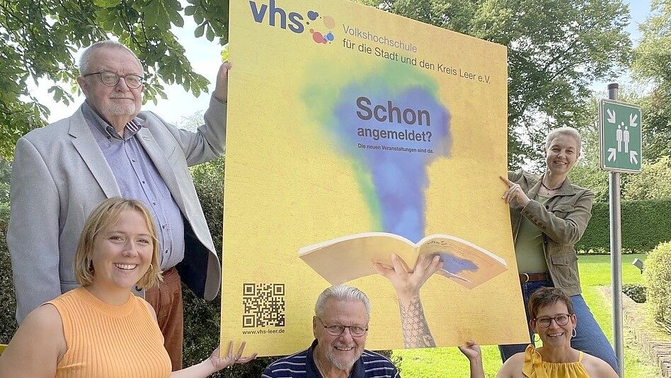 Jörg Furch (von links), Juliane Blech, Hans Fricke, Marion Weber und Sabine Kasimir haben das neue Semesterprogramm der Volkhochschule in Leer vorgestellt. Foto: Löschen