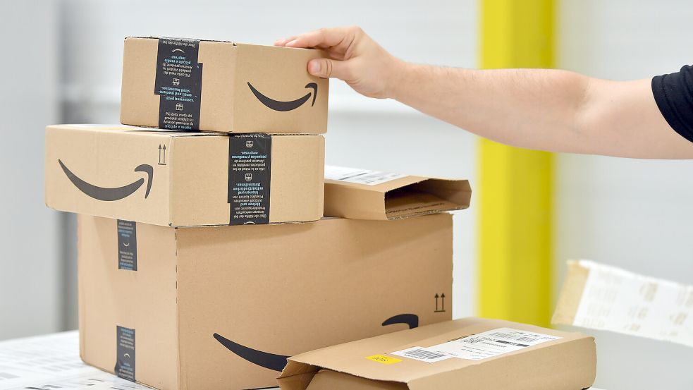 Die bekannten Amazon-Kartons und Versandtaschen: Bisher der blickdichte Standard, bald die Ausnahme. Foto: dpa/Martin Schutt