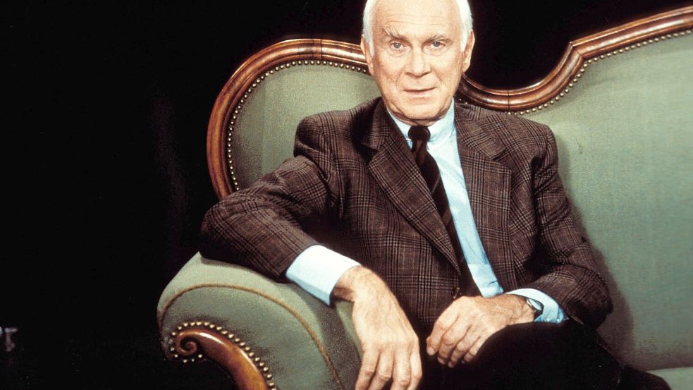 In der Ecke des Sofas immer genau richtig platziert: Vicco von Bülow alias Loriot. Foto: imago/M&K