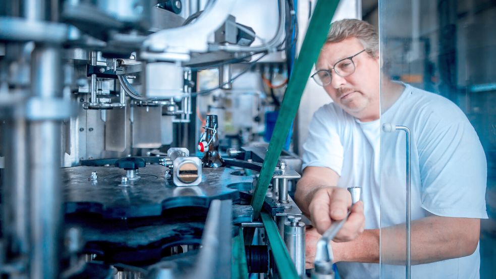 Bei der Feinjustierung auf die individuellen Bedürfnisse seiner Brauerei legt Chef René Krischer auch selbst Hand am Schraubenschlüssel an. Fotos: Cordsen
