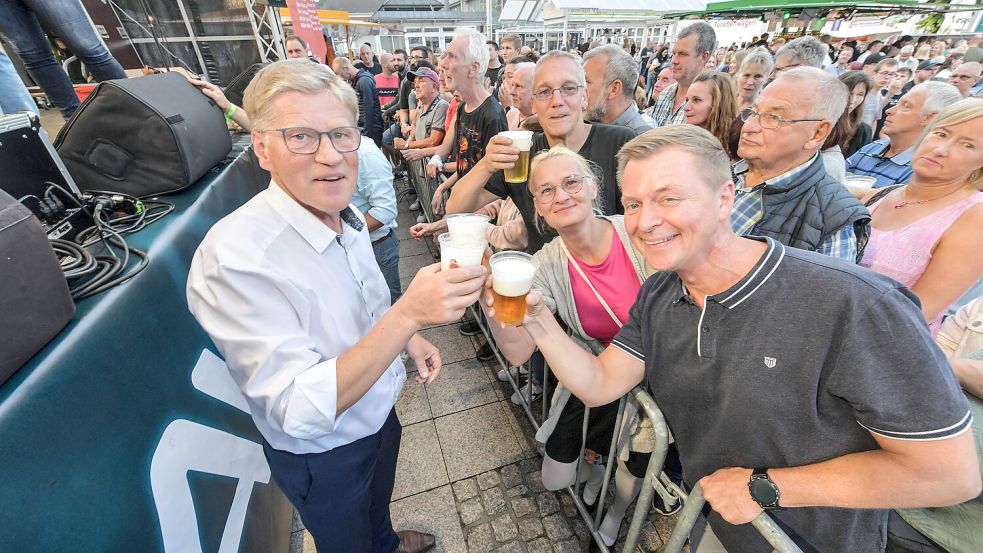 Bürgermeister Horst Feddermann (links) gab Freibier aus. Foto: Ortgies