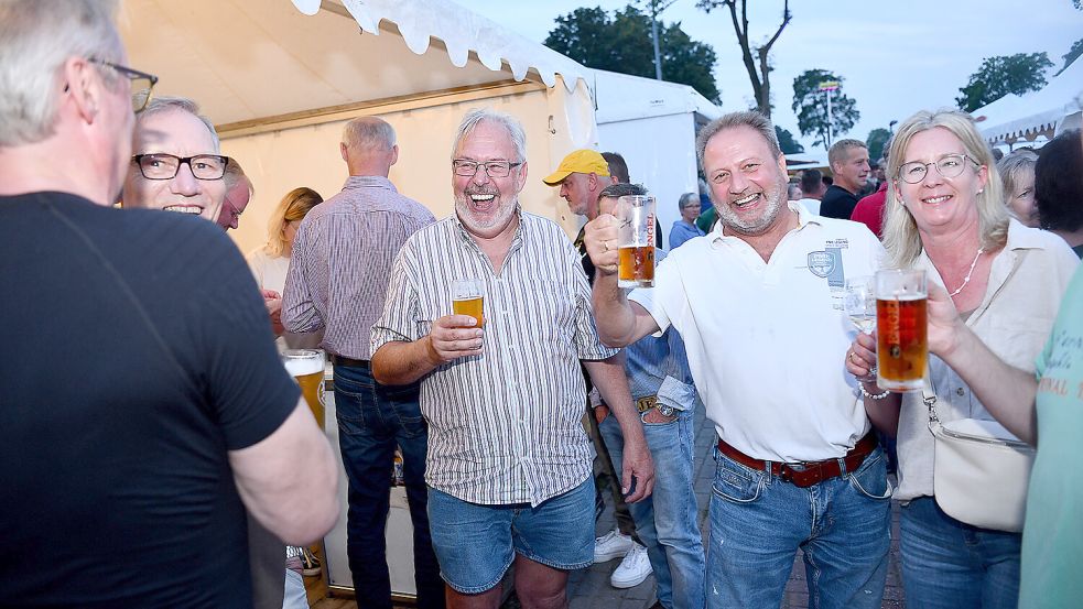 Gute Laune unter den vielen Gästen. Foto: Stromann