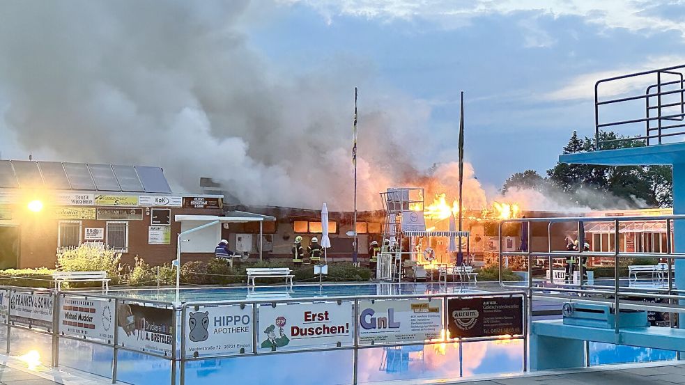 Das Hauptgebäude des Van-Ameren-Bades stand am Dienstagmorgen in hellen Flammen. Foto: Stadt Emden