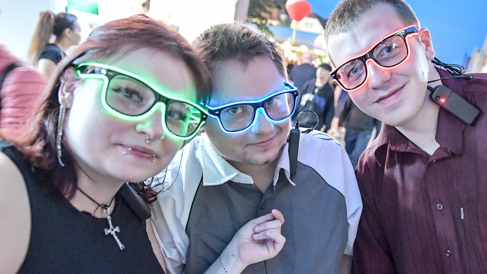 Die leuchtenden Brillen waren der Verkaufsschlager beim Stadtfest. Jacquelina (von links), Mirco und Adriano fanden ebenfalls Gefallen daran.