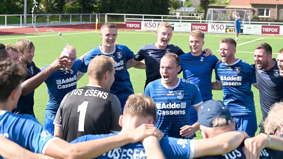 Dreifach-Torschütze Manuel Meints und der verletzte Kapitän Jannes Havemann durften nach dem Spiel in den Jubelkreis. Foto: Steenhoff