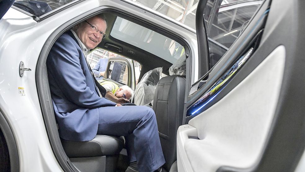 Möge es nützen: Niedersachsens Ministerpräsident Stephan Weil (SPD) zeigt sich begeistert vom neuen ID.7 aus Emden. Foto: Ortgies