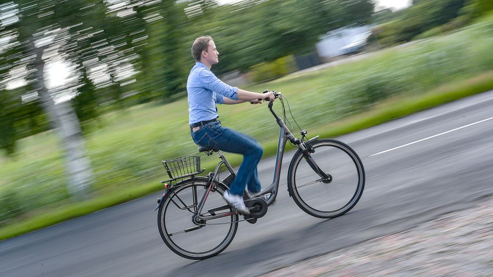 Pedelecs haben meistens Strom für etwa 60 Kilometer. Foto: Ortgies