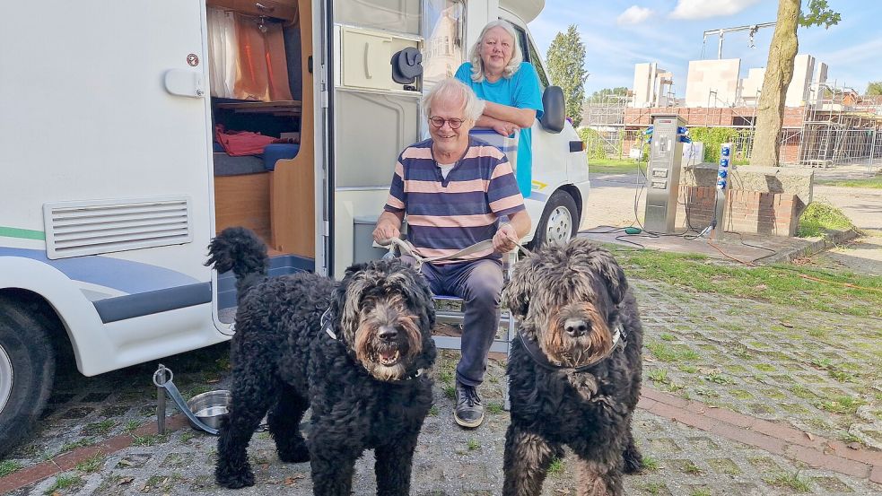 Immer mit dabei, wenn Petra Zagorni und Alex Wiechertjes mit dem Wohnmobil auf Tour gehen: die beiden Hunde Inda und Luna. Die Tiere freuen sich über ausgedehnte Gassi-Runden in Bunde. Foto: Gettkowski