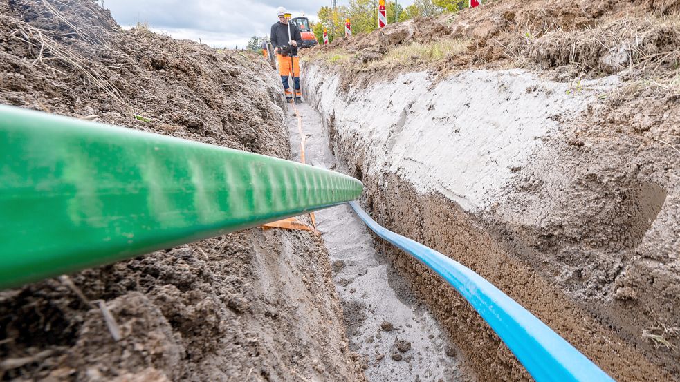 Neue Glasfaserleitungen sollen in Moormerland schnelleres Surfen und Runterladen ermöglichen. Foto: Armin Weigel/dpa