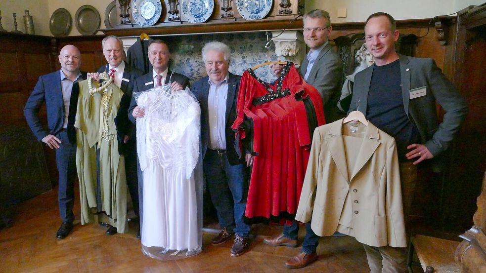 Freuen sich über einen erfolgreichen Umzug (von links): Die Chefs der ostfriesischen Sparkassen Oliver Löseke (Aurich-Norden), Carsten Rinne (Leer-Wittmund) und Jens Jann (Emden) sowie Landschaftspräsident Rico Mecklenburg, Landschaftsdirektor Dr. Matthias Stenger und Dr. Welf-Gerrit Ott vom Regionalen Kulturbüro. Foto: Jürgens
