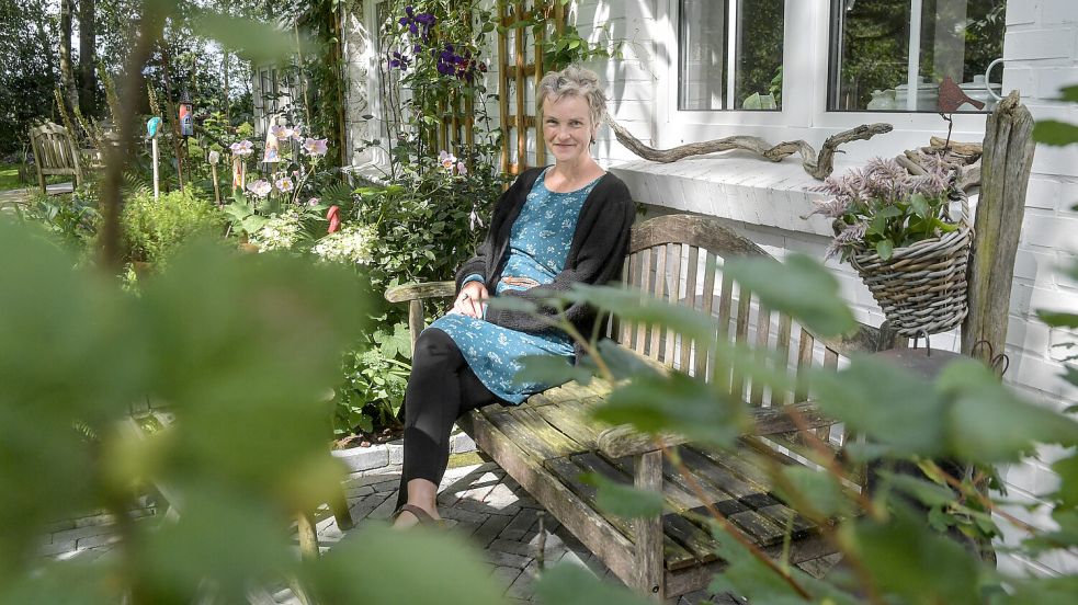 Isabel Kleinert hat viele Sitzplätze in ihrem Garten geschaffen, auch diesen direkt am Haus. Foto: Ortgies