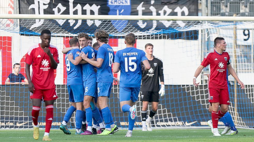 Zu oft durfte in den vergangenen beiden Spielen der Gegner (hier SV Meppen II) einen Treffer bejubeln. Foto: Doden/Emden