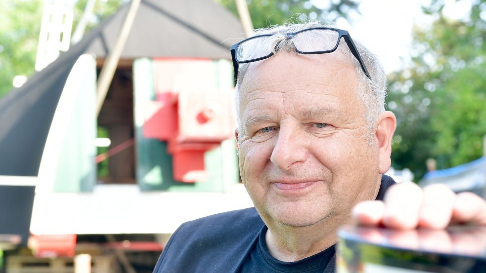 Mühlenbauer Diedrich Schlachter aus Hage war gut sechs Monate mit der Sanierung der Mühlenkappe beschäftigt. Foto: Wagenaar