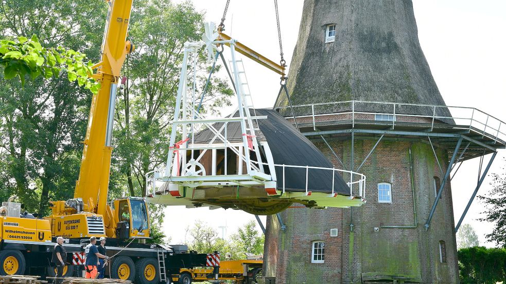 Mit einem Kran wurde die 14 Tonnen schwere Kappe angehoben. Foto: Wagenaar