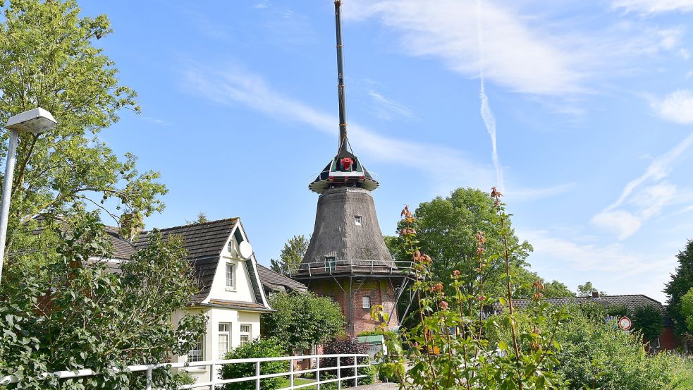 Nach zweijährigen Sanierungsarbeiten wurde die Kappe am Dienstag wieder angebracht. Foto: Wagenaar