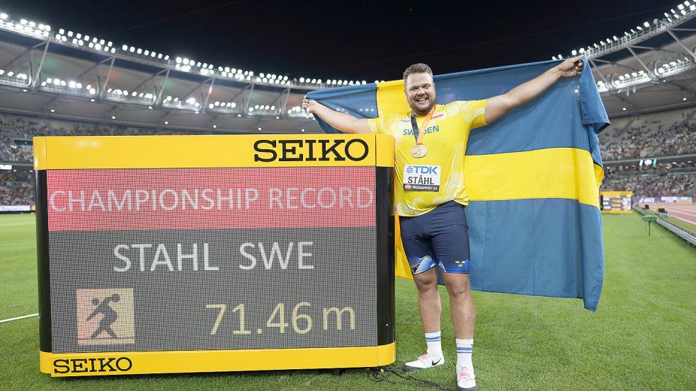 Daniel Stahl aus Schweden posiert nach dem Gewinn der Goldmedaille und dem Aufstellen eines neuen Rekords im Diskuswurf-Finale. Foto: DPA