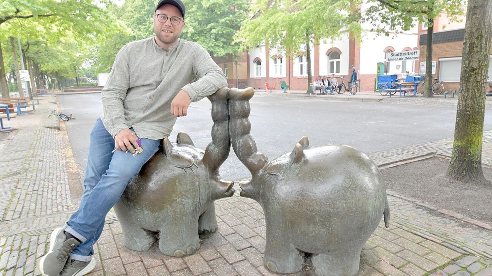 Ein Tausendsassa: Oliver van Grieken an der Ottifanten-Skulptur auf dem Platz Unner de Boomen im alten Teil von Transvaal. Der 29-Jährige führt den Bürgerverein des Stadtteils Port Arthur/Transvaal an und ist dort Gemeinwesenarbeiter. Fotos: Ortgies