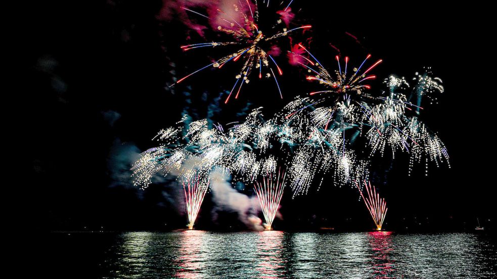 Der Dümmer als Bühne: das Feuerwerk am Samstagabend. Foto: Niels Wagner