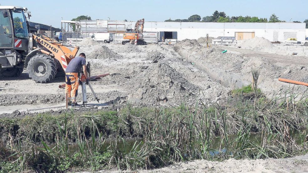 Der große Parkplatz des Rewe-Marktes in Harsweg wird gegenwärtig komplett erneuert. Foto: F. Doden